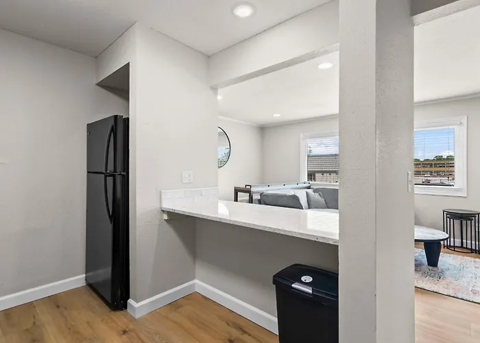 Newly Renovated Unit In Spfld #302 Springfield