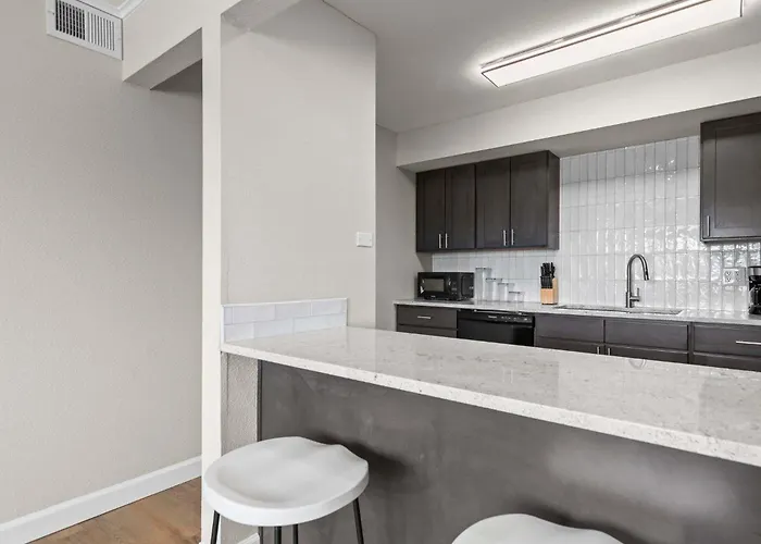 Newly Renovated Unit In Spfld #302 * Springfield